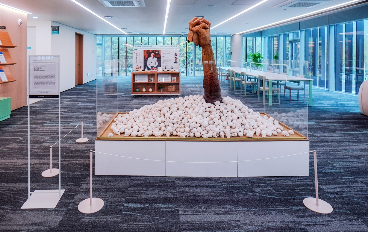 이상구 도예가 기획전시 《평화로 가는 길》